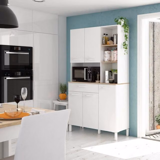 Credenza Abbaio DMORA, mobile ausiliario da cucina con 5 ante e 1 cassetto, L: 108 cm, P: 40 cm, H: 186 cm, Bianco e Rovere