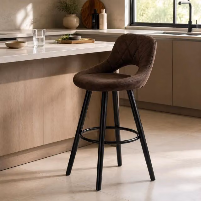 Sgabello da bar ULEVR in tessuto marrone scuro con schienale e gambe in legno massello, altezza seduta 68 cm