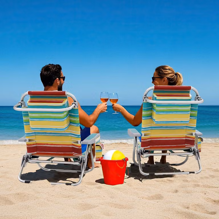 Sedia da spiaggia pieghevole Costway con zaino, portabicchieri e poggiatesta regolabile, modello multicolore a righe maritime