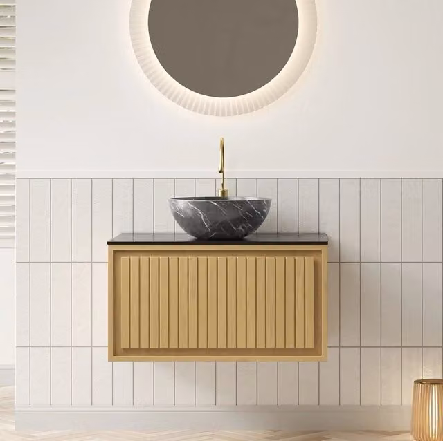 Mobile bagno sospeso 61cm con lavabo in ceramica nera e piano in pietra sinterizzata, armadietto in compensato con finitura effetto quercia Corolla