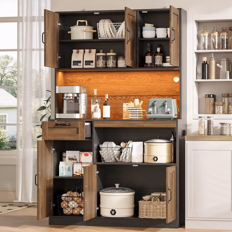 MODFU, mobiletto buffet da 110x40x180 cm, mobiletto alto con illuminazione a LED, dispensa/mobiletto da cucina con presa di corrente, 6 ante e 1 cassetto, finitura naturale e nera