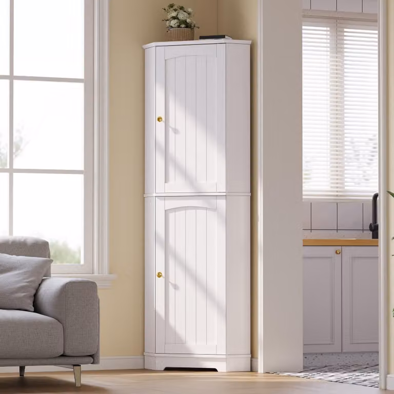 Mobiletto angolare bianco con due ante, dimensioni 42x42x166 cm, realizzato in MDF, con ripiani interni regolabili, maniglie rotonde dorate. Mobiletto angolare stretto, ideale per cucina, soggiorno e sala da pranzo