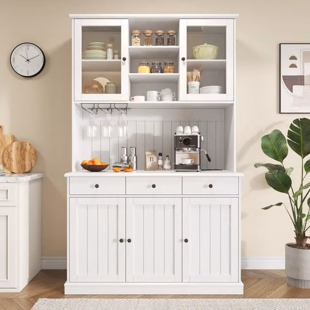 Credenza alta 120 × 40 × 191 cm con ante in vetro; porta calici; 2 prese; USB-A e USB-C; bianca