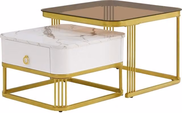 Set di due tavolini impilabili con piano in effetto marmo lucido e vetro marrone tè, dettagli dorati e cassetti