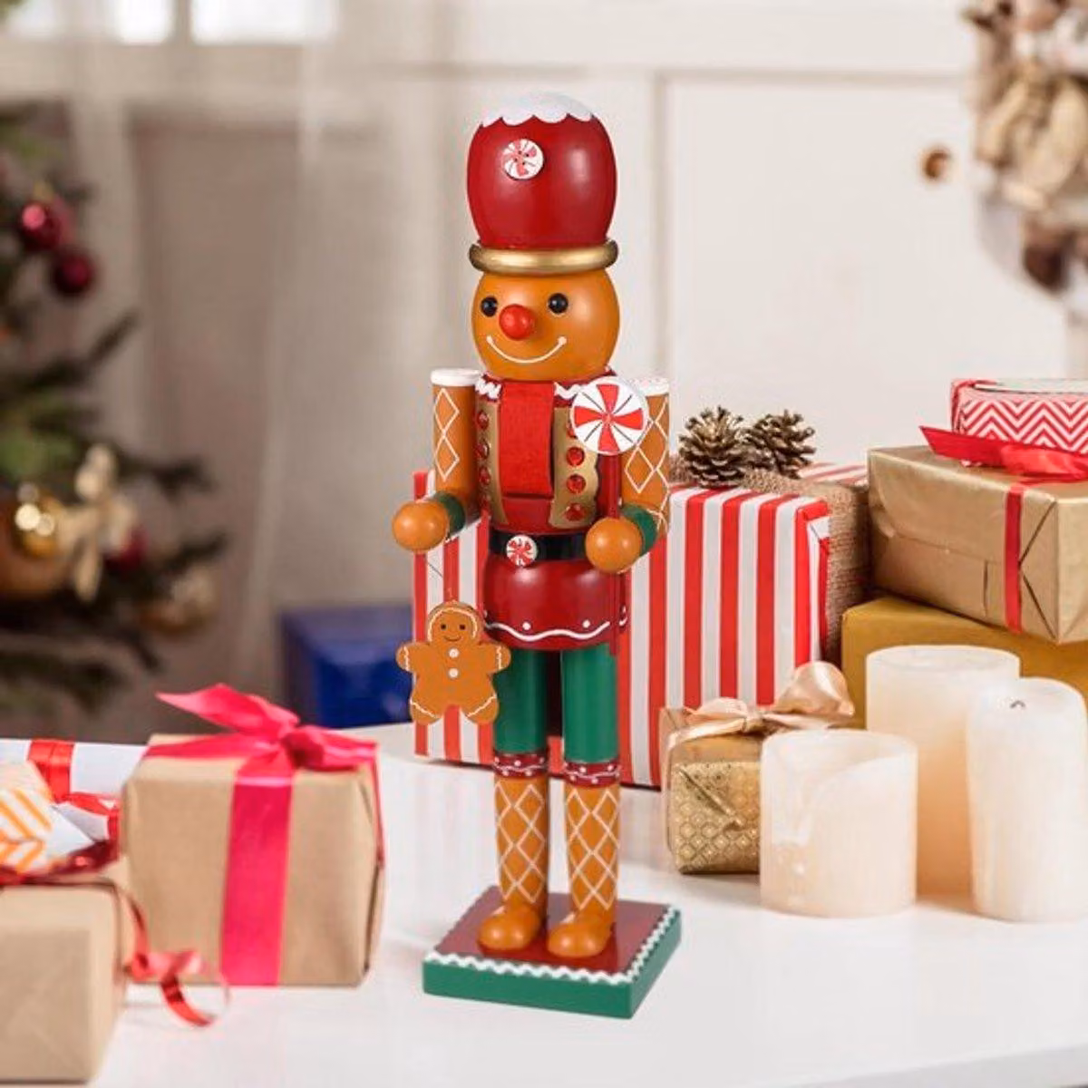 Omino di pan di zenzero decorativo in legno, ideale per decorare la tavola durante le feste e le occasioni speciali, altezza 35 cm