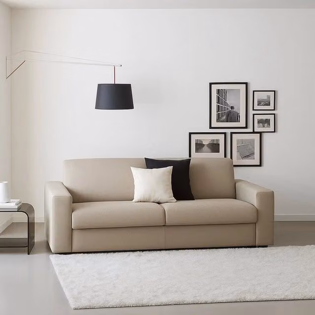 Divano a 2 posti Malachite TALAMO ITALIA in tessuto beige con braccioli slim L: 160 cm, P: 95 cm, H: 90 cm – 1