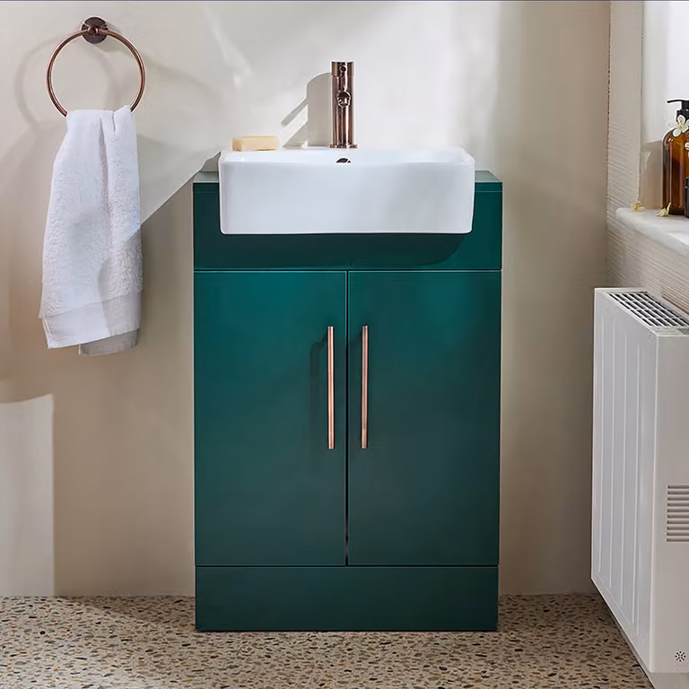 Mobile Bagno a Terra Verde Scuro da 550mm con Lavabo e Maniglie con Barra a T in Bronzo Spazzolato - Cluo