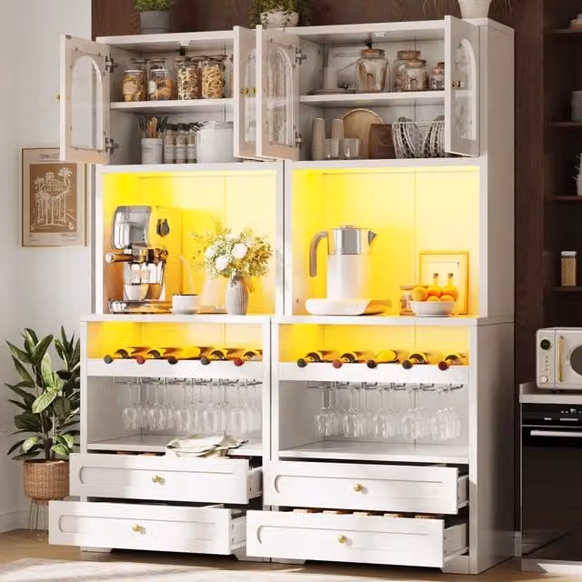 Armadio alto bianco con ante in vetro curve, illuminazione LED sincronizzata con app e musica, ripiani regolabili, portabottiglie, porta USB, protezione antiribaltamento, per soggiorno e sala da pranzo