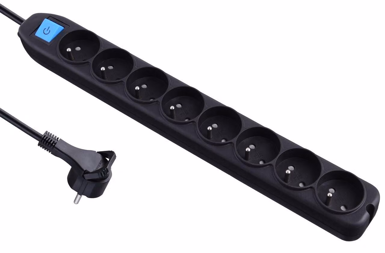 Ciabatta multipresa a 8 prese, con interruttore, cavo da 1,5 metri, colore nero, modello 32055