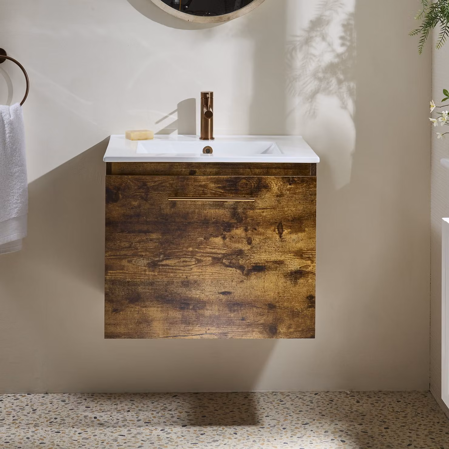 Mobile Bagno Rovere Scuro Sospeso da 600mm con Lavabo e Maniglia con Barra a T in Rame Satinato - Cluo