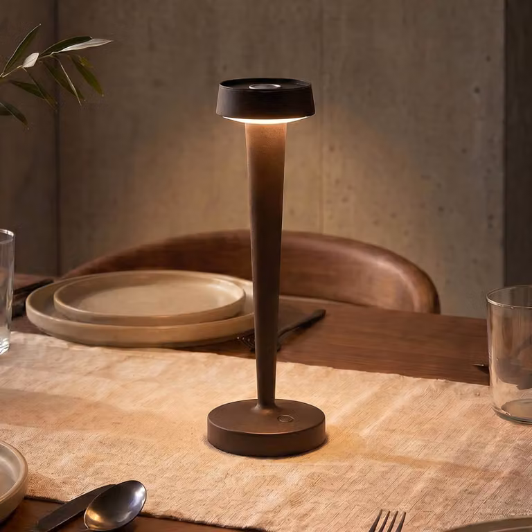Lucande Portacandele a batteria LED Lea, vaso, marrone scuro, 28 cm Lea Lucande, dimmerabile, Marrone / Ruggine, Soggiorno / Sala da pranzo, Metallo, Moderno