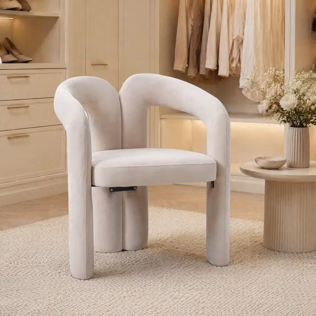 Sedia da pranzo beige in velluto con braccioli