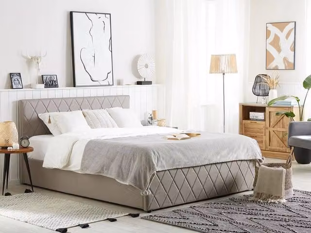 Letto contenitore Beliani con base a sollevamento e testiera trapuntata, rivestimento in ecopelle e velluto, L/P/H: 180 x 200 x 214 cm, colori grigio o beige – 1