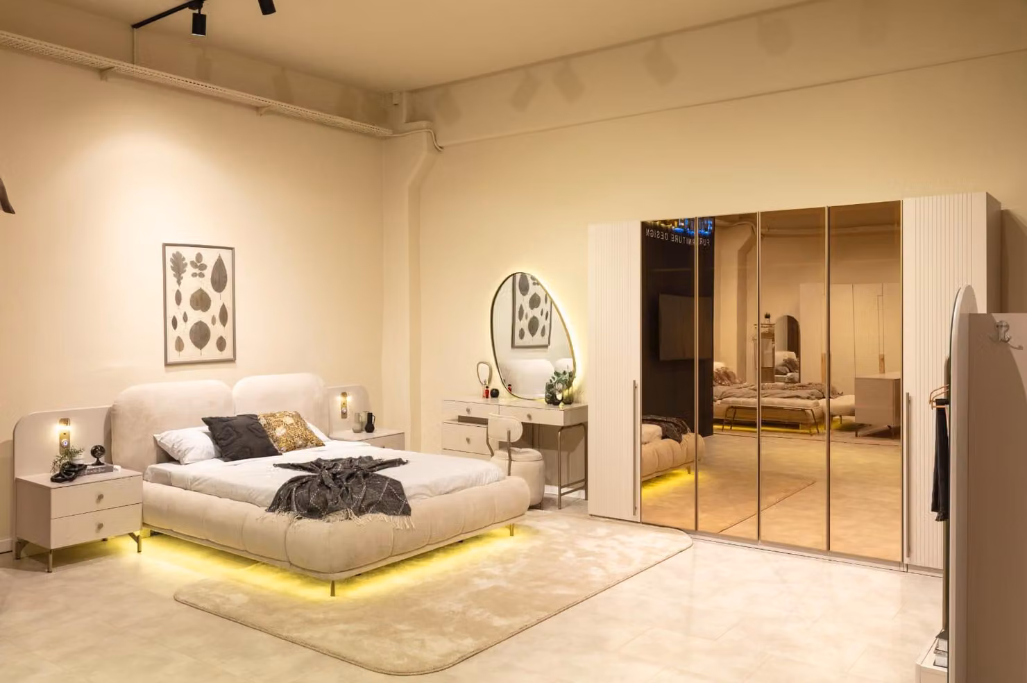 Set per camera da letto: letto, armadio, angolo trucco, design moderno, colori chiari