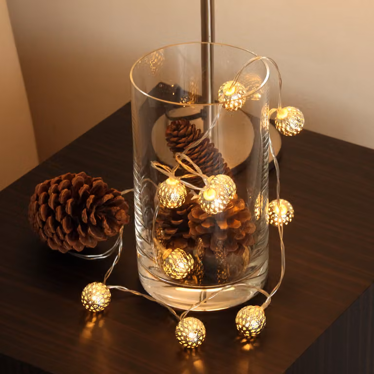 Catena luminosa decorativa a LED con sfere di metallo - 10 LED bianchi caldi - D: 2,5 cm - L: 0,9 m - batteria - argento
