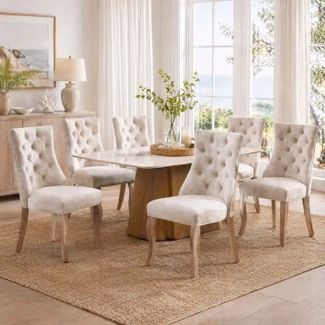 Sedia da pranzo in velluto beige chiaro con schienale alto e gambe in legno massello