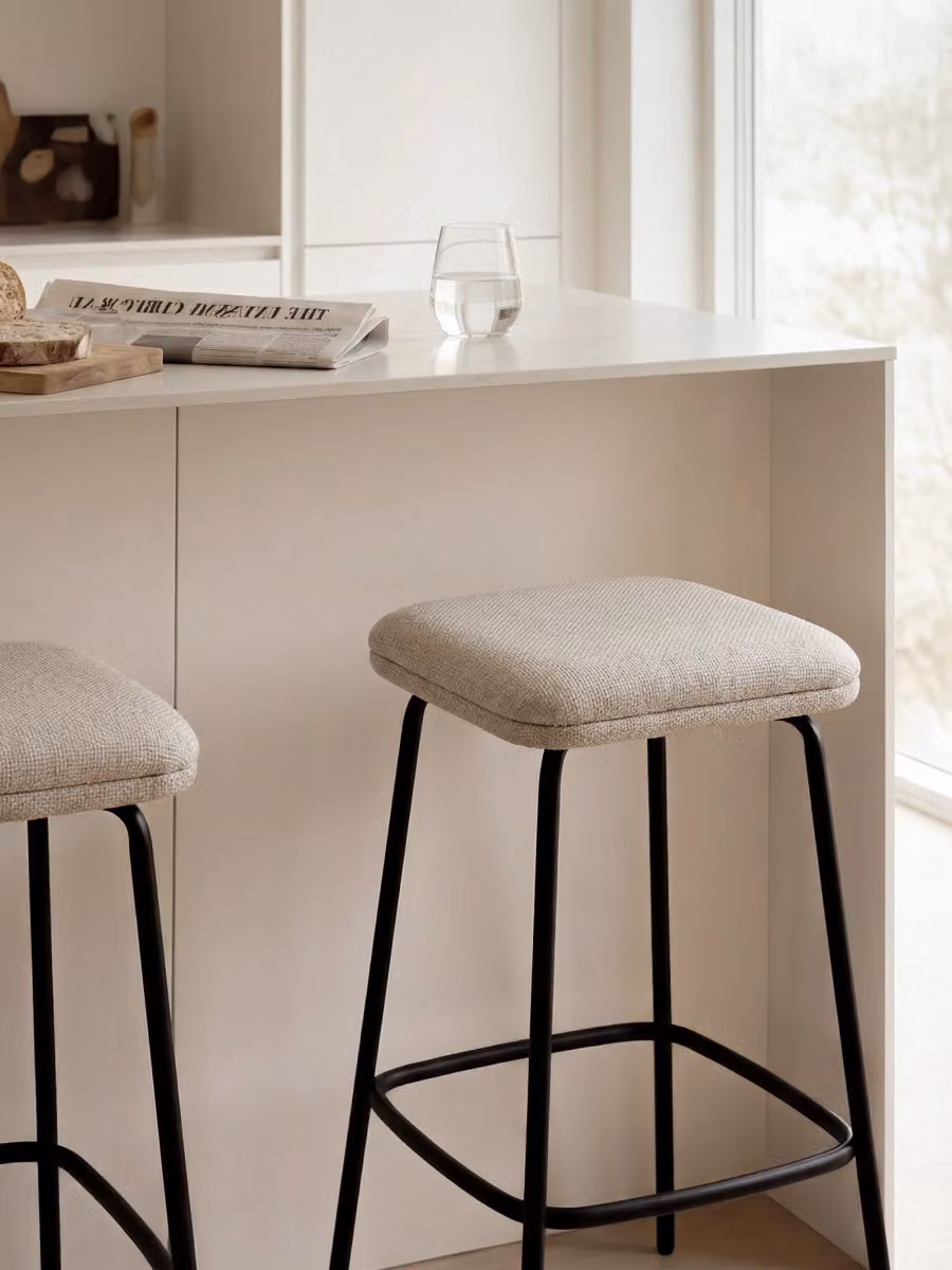 Sgabello imbottito Meis Kenay Home colore beige con struttura in metallo nero – 2