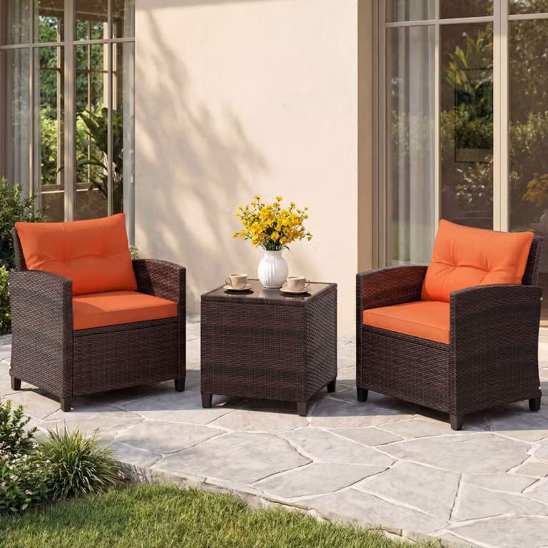 Set di 3 mobili da patio Costway in rattan con 2 sedie, 1 tavolino con piano in vetro e 4 cuscini rimovibili, colore Arancione