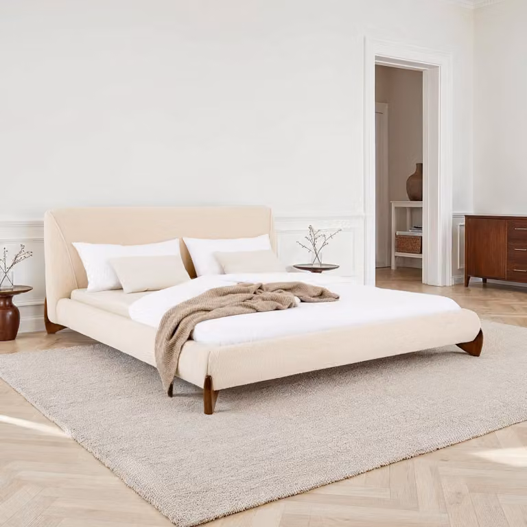 Letto imbottito PATERNA imbottito 180 x 200 cm, beige - letto matrimoniale moderno con robusta rete a doghe in legno, rivestimento in tessuto bouclé e gambe in legno design mid-century