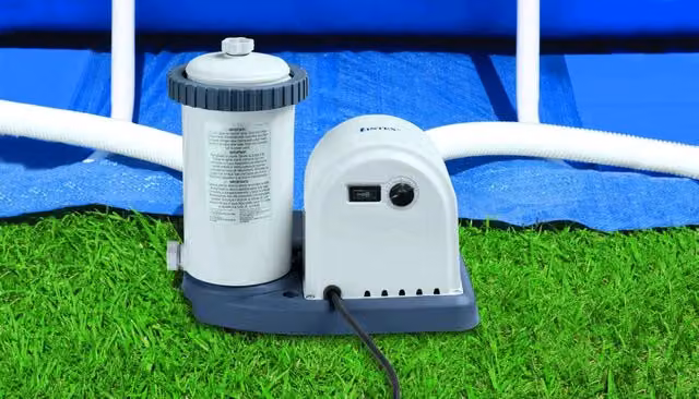 Pompa a filtro per piscina Intex con portata di 5.678 l, colore bianco