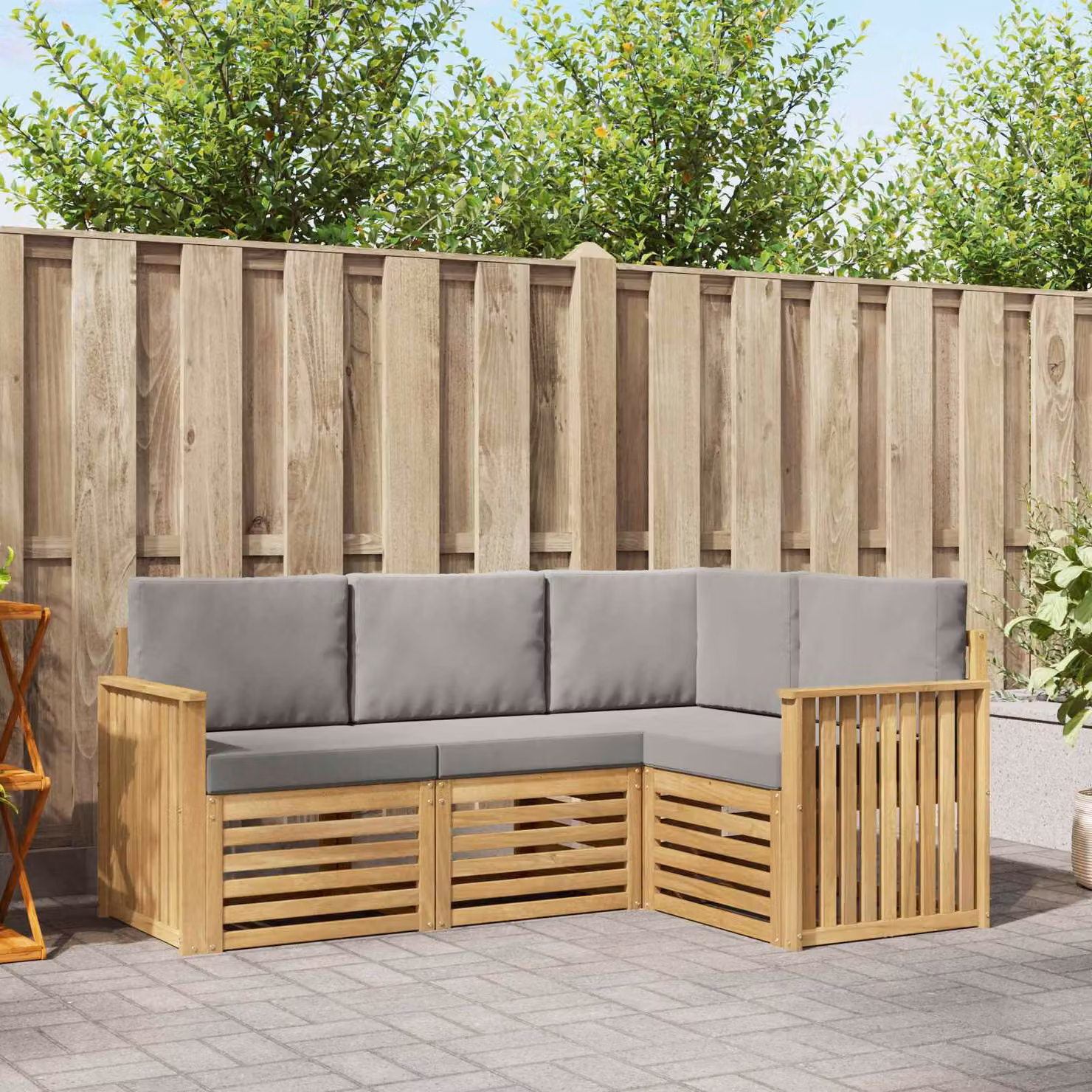 Set di divani da esterno vidaXL a forma di L composto da 4 pezzi in legno di acacia con cuscini bianchi e grigi in poliestere resistente ai raggi UV