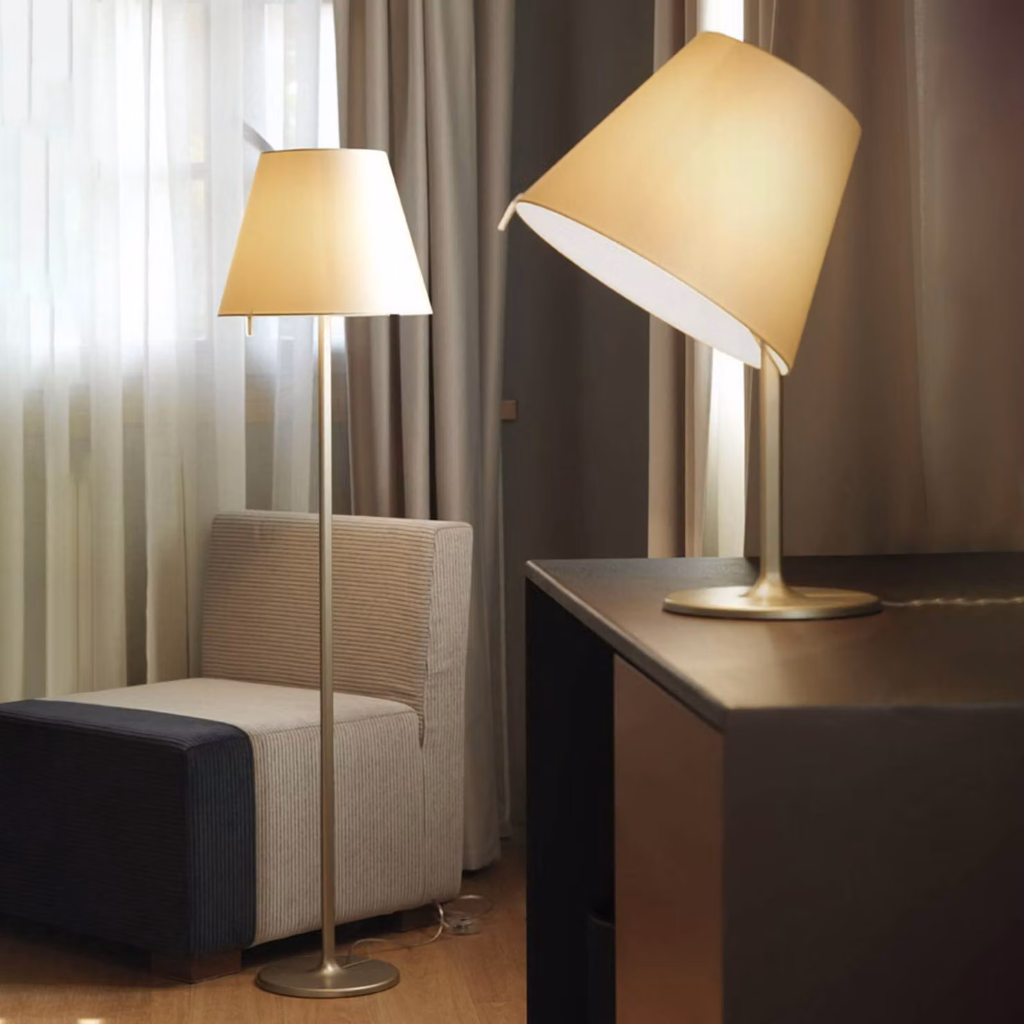 Artemide Lampada da terra di design Melampo, Crema / Ambra, Soggiorno / Sala da pranzo, Tessuto / Stoffa / Seta, Design, Lampada da terra