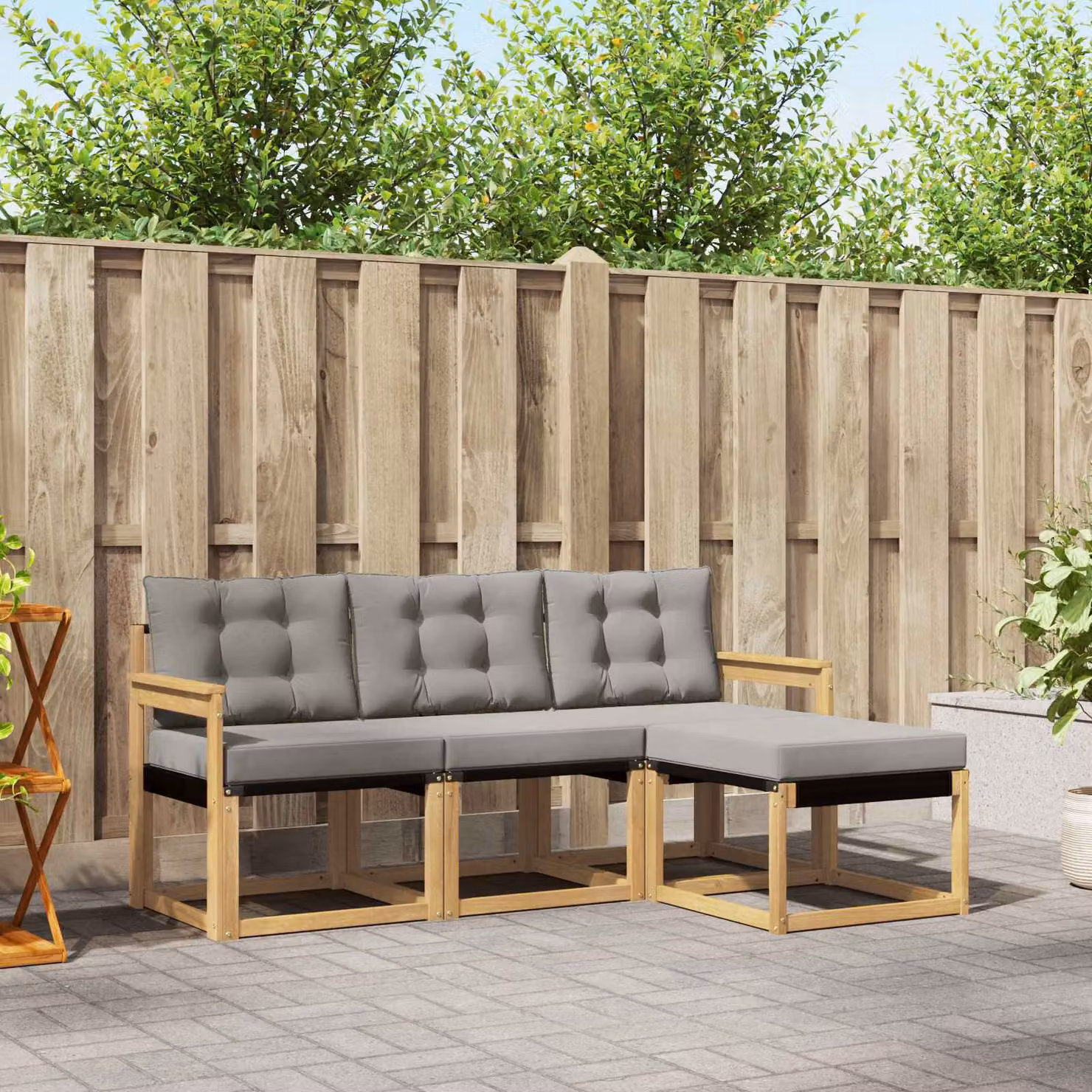 vidaXL Set di divani da esterno a L composto da 4 pezzi in legno di acacia con cuscini, colore bianco, grigio e marrone