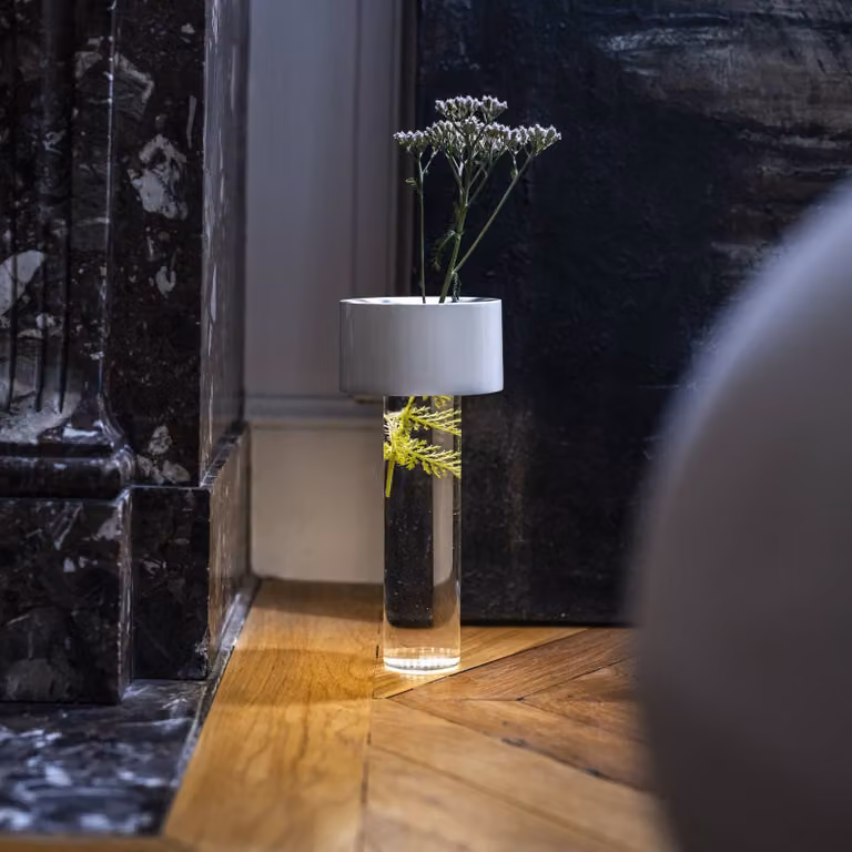 Foscarini Lampada da tavolo di design Fleur, dimmerabile, Bianco / Opale, Soggiorno / Sala da pranzo, Vetro, Moderno, Lampada da tavolo