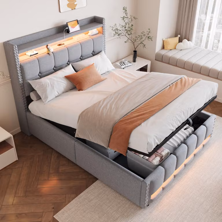 Letto imbottito idraulico Merax, 140x200 cm, con illuminazione a LED, struttura in lino, dotato di USB, spazio contenitivo tramite sistema idraulico, testiera con ripiani, dettagli in borchie, colore grigio chiaro