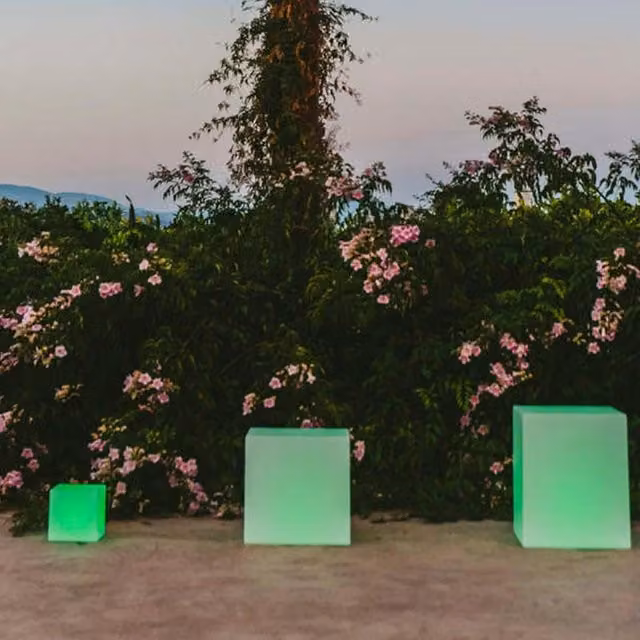 Lampada solare decorativa Cuby 53 Newgarden in polietilene bianco con luce LED RGB multicolore dimmerabile e telecomando