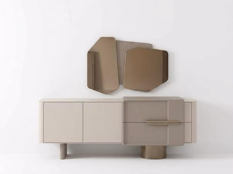 Comodino moderno beige con ante e cassetto, design per soggiorno