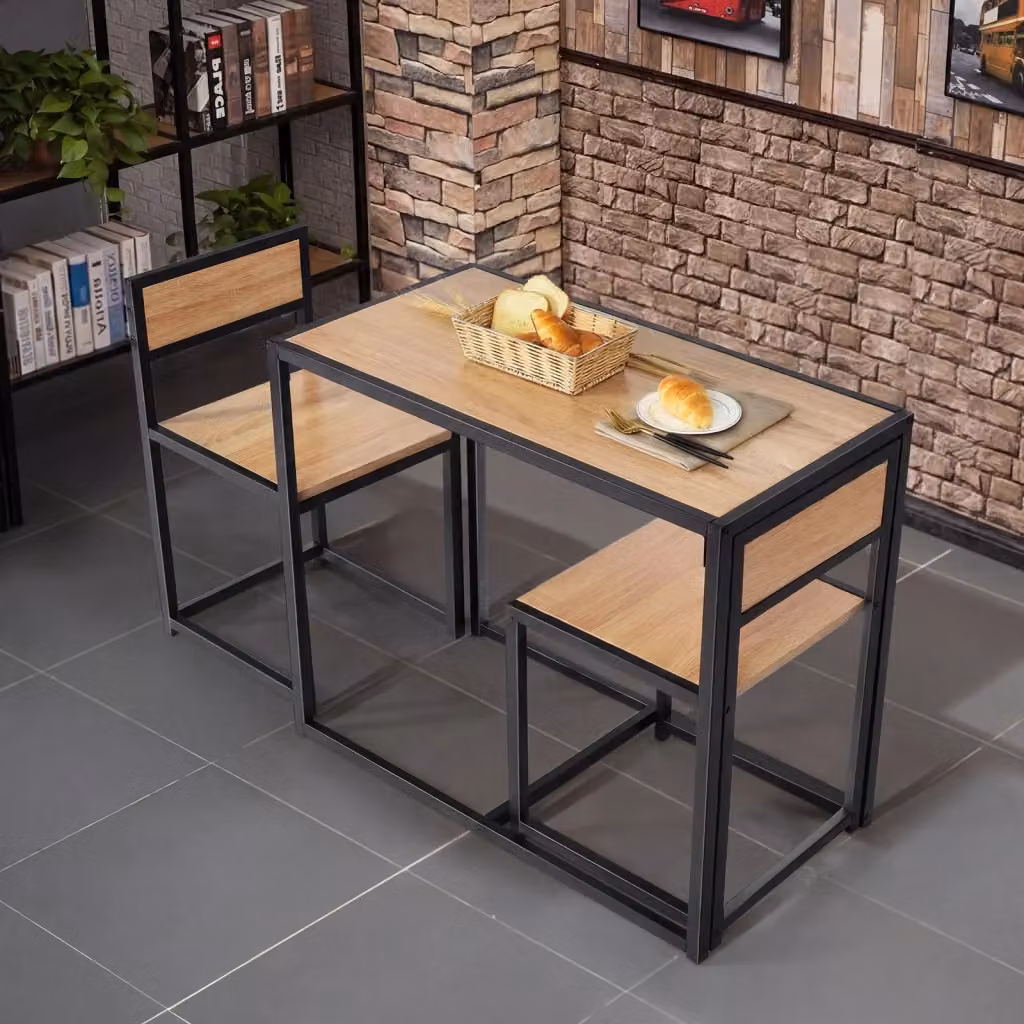 Set da pranzo rustico composto da tavolo rettangolare e 2 sedie con struttura in metallo e piano in legno, colore marrone – 2
