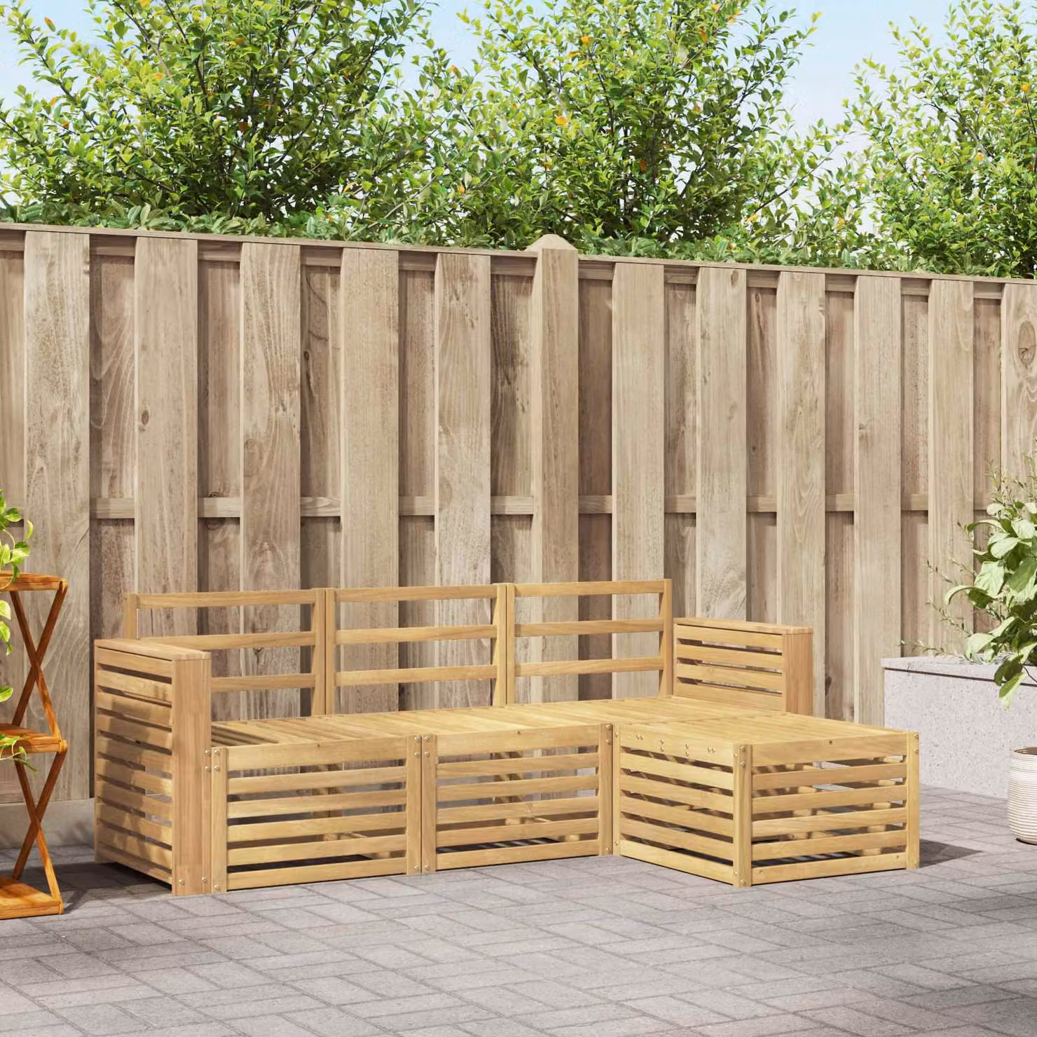 vidaXL Set di divani da esterno a L in legno di acacia massello con cuscini bianchi, composto da divano a 3 posti, elemento angolare e pouf