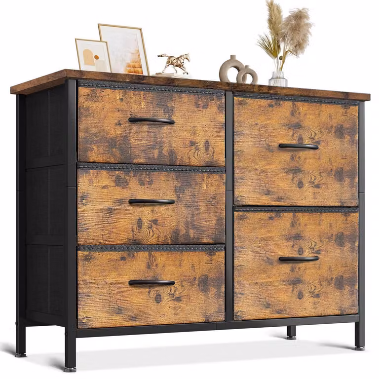 Comodino con 5 cassetti rivestiti in tessuto (2 grandi, 3 piccoli), piano in legno, struttura in acciaio. Dimensioni: 76 x 29 x 60 cm. Stile vintage