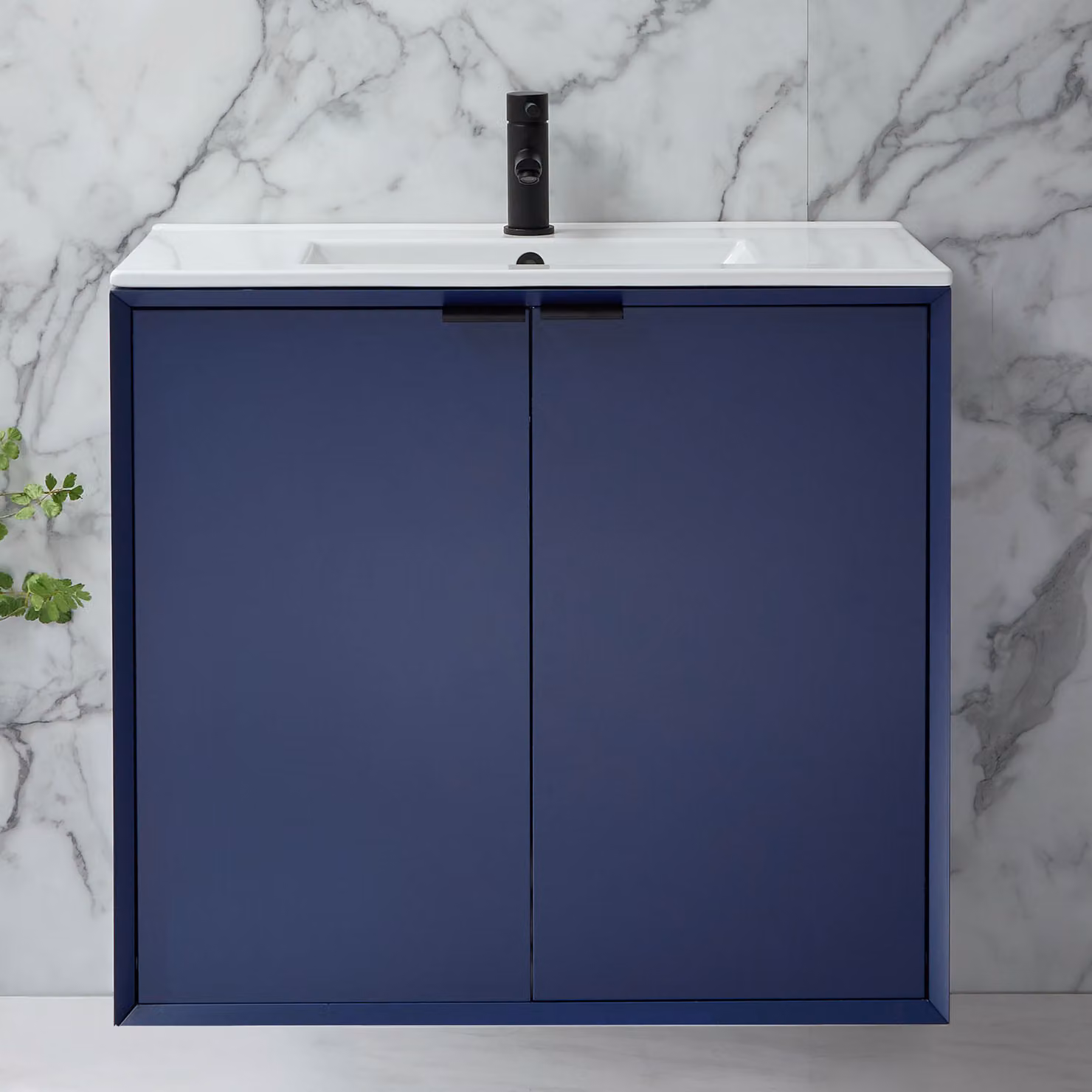 Mobile Bagno Sospeso Blu Marino 810mm con Lavabo e Maniglie Nere con Impugnatura a Dito - Edge