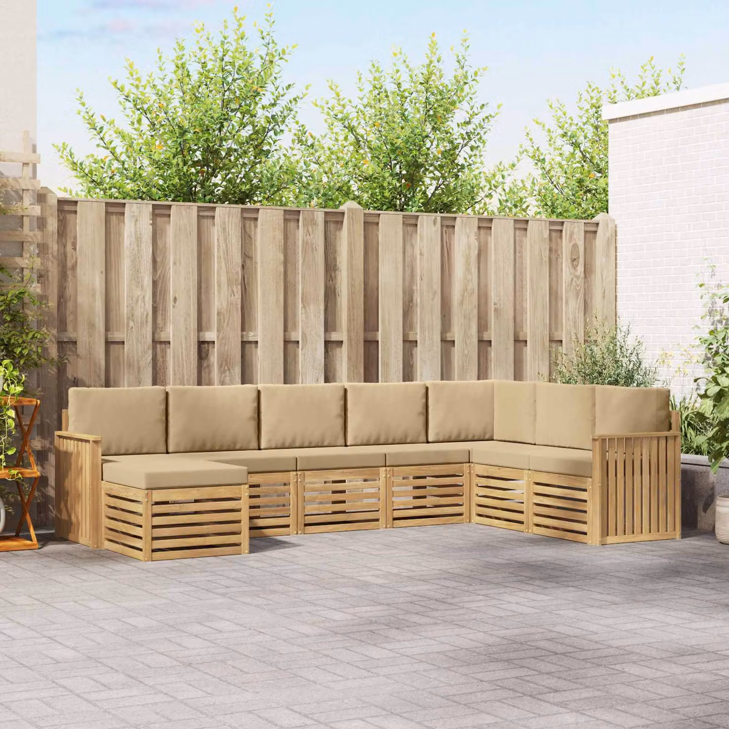 Set di divani da esterno vidaXL a forma di L composto da 8 pezzi in legno di acacia con cuscini bianchi e beige