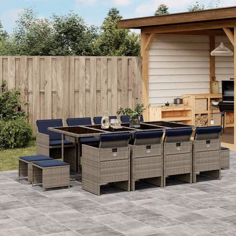 vidaXL Set da pranzo da giardino da 13 pz in polyrattan con tavolo in vetro e cuscini Grigio