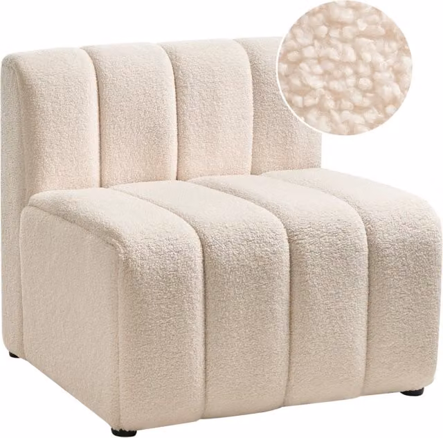 Poltrona imbottita accogliente con seduta spessa e morbida in bouclé beige chiaro stile moderno