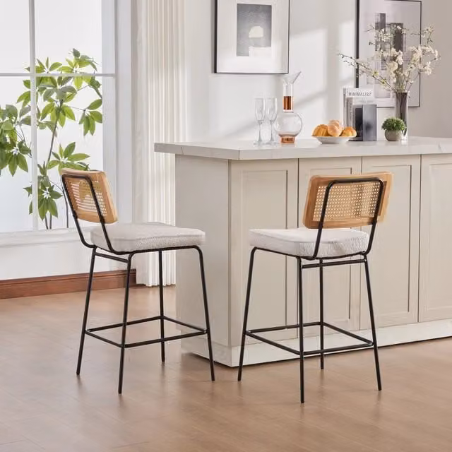 Sgabello da Bar Design Minimal in Velluto Chenille con Schienale in Rattan e Gambe in Metallo, Colore Avorio