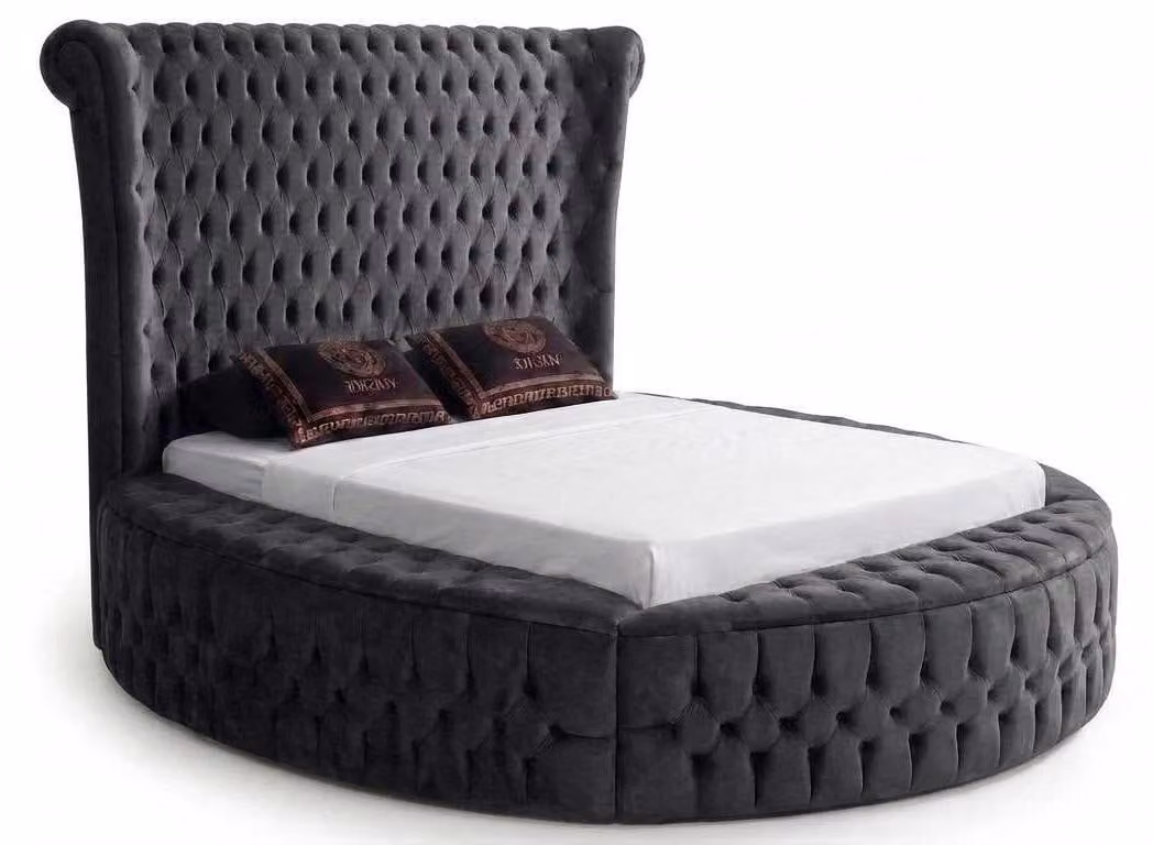 Letto rotondo rivestito in velluto grigio, con testiera Chesterfield per la camera da letto