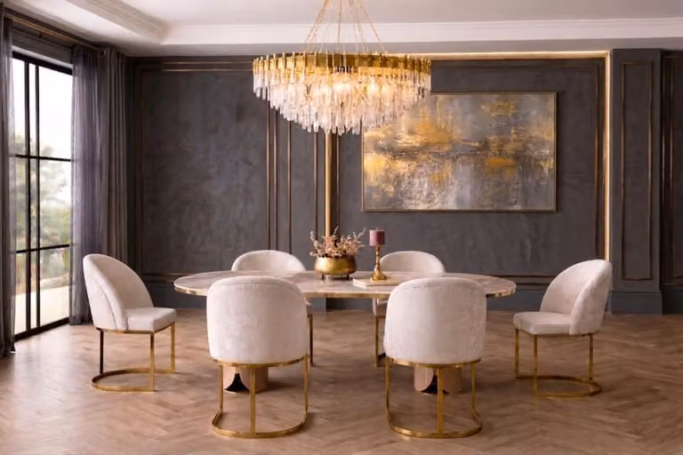 Set da pranzo beige con un grande tavolo da pranzo e sedie. Arredamento per sala da pranzo