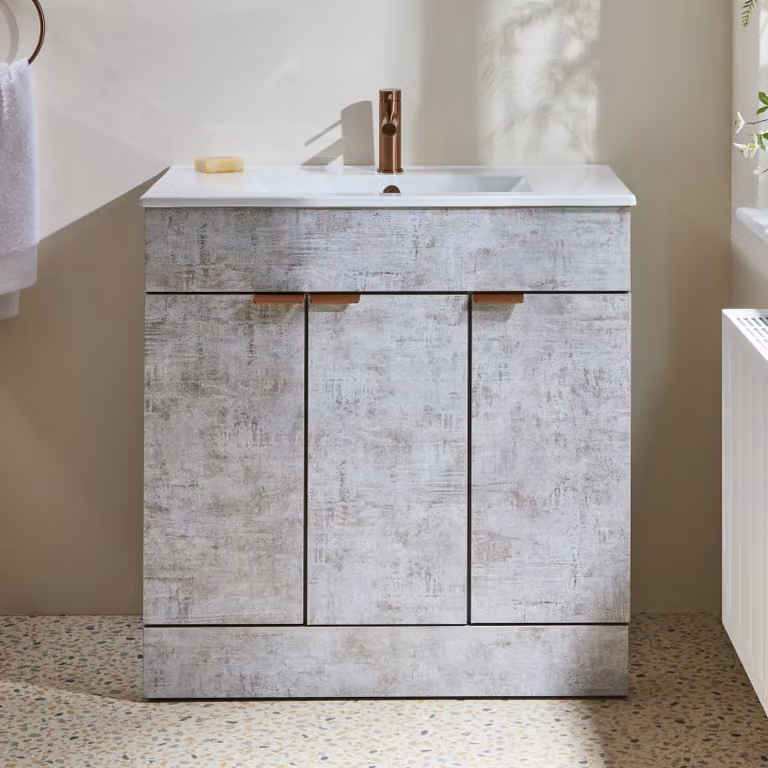 Mobile Bagno a Terra Grigio Cemento da 810mm con Lavabo e Maniglie con Impugnatura a Dito in Rame Satinato - Cluo