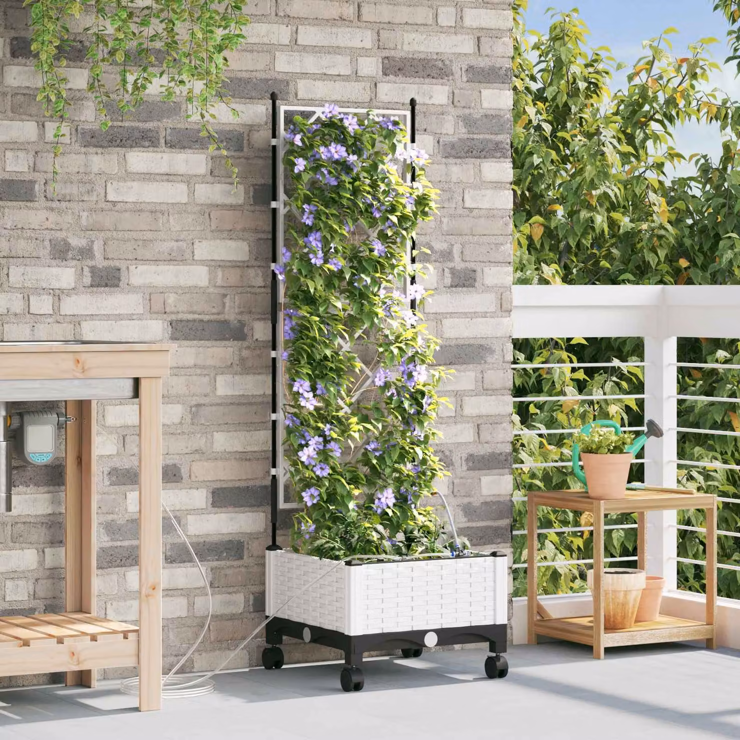 Vaso da giardino con irrigazione e ruote vidaXL, Bianco, in plastica