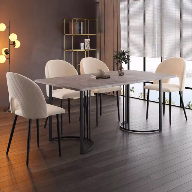 Set da pranzo Mivray composto da tavolo rettangolare in MDF effetto marmo grigio e 4 sedie in velluto beige L/P/H: 140 x 80 x 75 cm