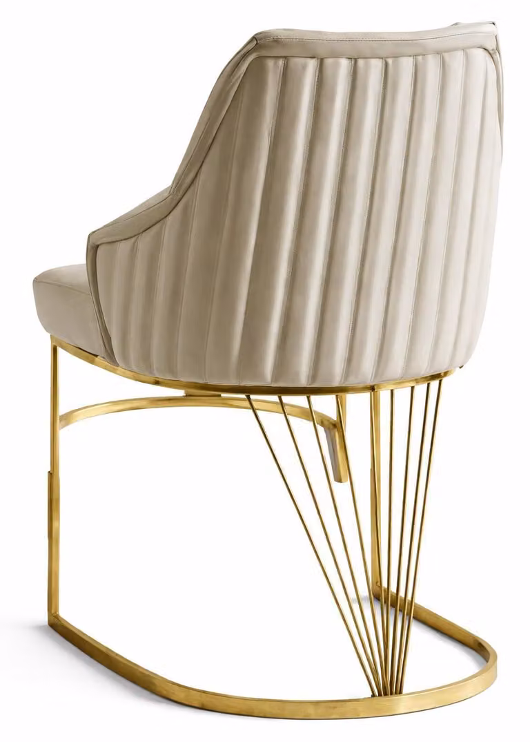 Elegante sedia con rivestimento in tessuto color crema e dettagli dorati