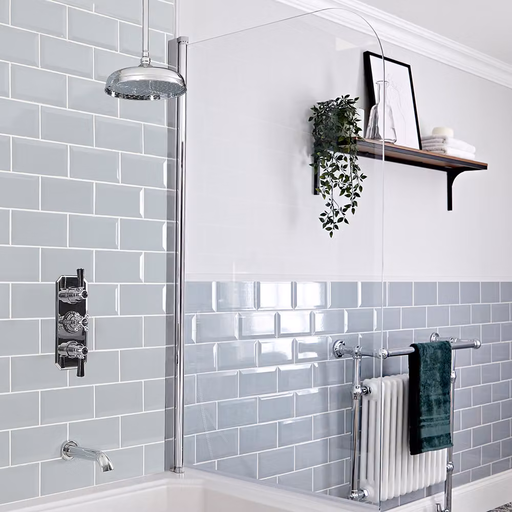 Sistema Termostatico Tradizionale HudsonReed per Doccia e Vasca con Soffione da 200mm, Erogatore e Braccio a Soffitto, Colore Cromo e Nero