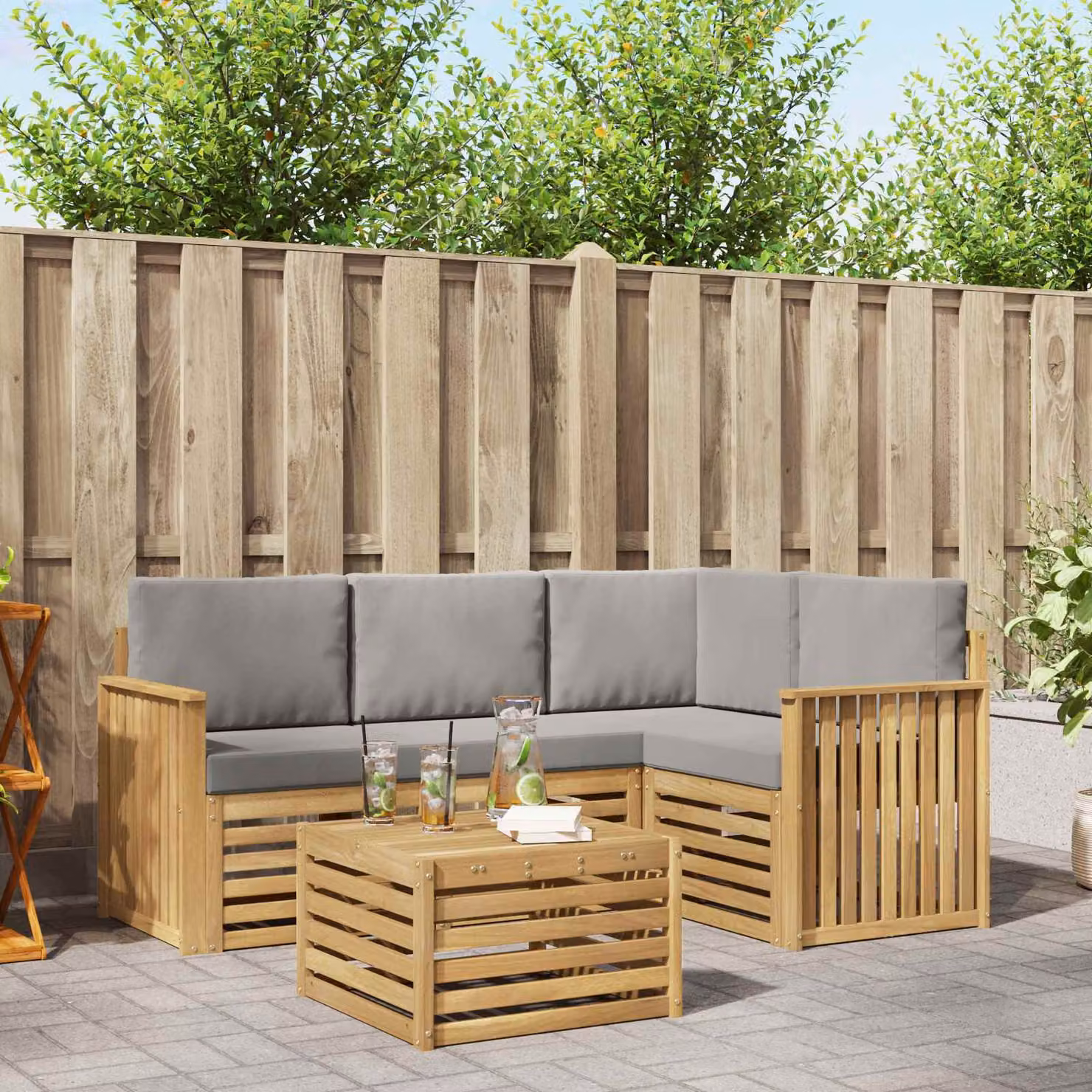 Set di divani da esterno vidaXL a forma di L con tavolino, composto da 5 pezzi in legno di acacia e tessuto bianco e grigio