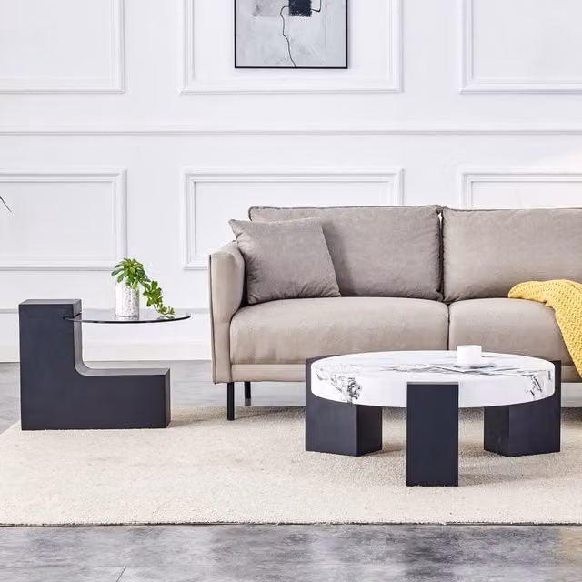 Tavolino rotondo moderno e semplice a due livelli: piano in vetro grigio trasparente e base in MDF nero a forma di L. Piano con effetto marmo bianco.