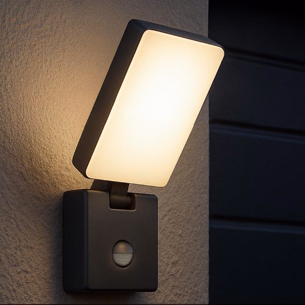 Lampada a LED da parete con sensore PIR, 10W, 800 lumen, 3000K, grado di protezione IP65