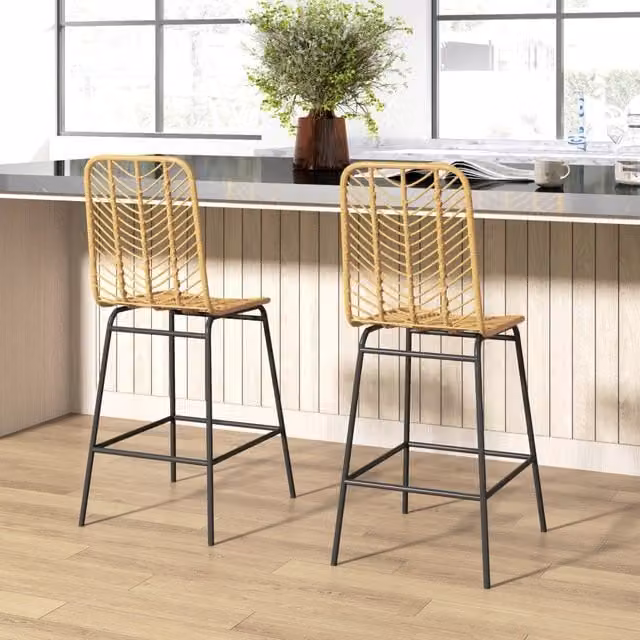 Set di 2 sgabelli da bar ULEVR in rattan PE giallo con schienale, poggiapiedi e gambe in acciaio, 42,5x52x102 cm